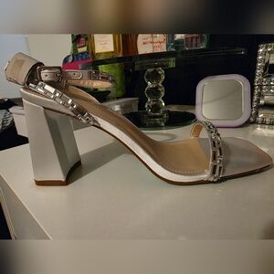 Betsey Johnson Scott White Size 8